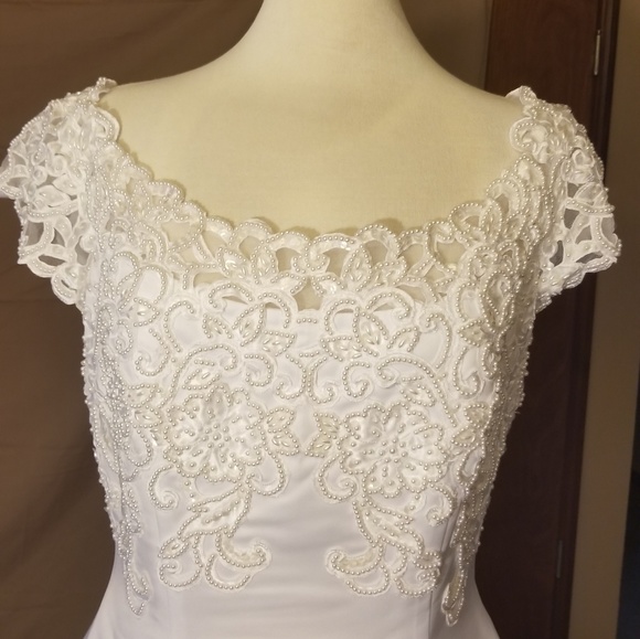 Oleg Cassini Hawaiian Style Wedding Dress - Picture 2 of 8